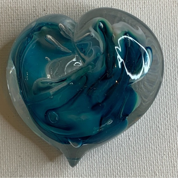 Turquoise Blue Art Glass Heart Paperweight Swirling Bright Colors Hand Blown 2.5 - Picture 11 of 16